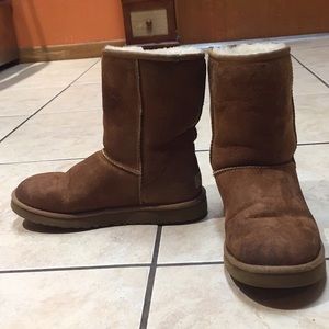 Authentic UGGs short chestnut size 8